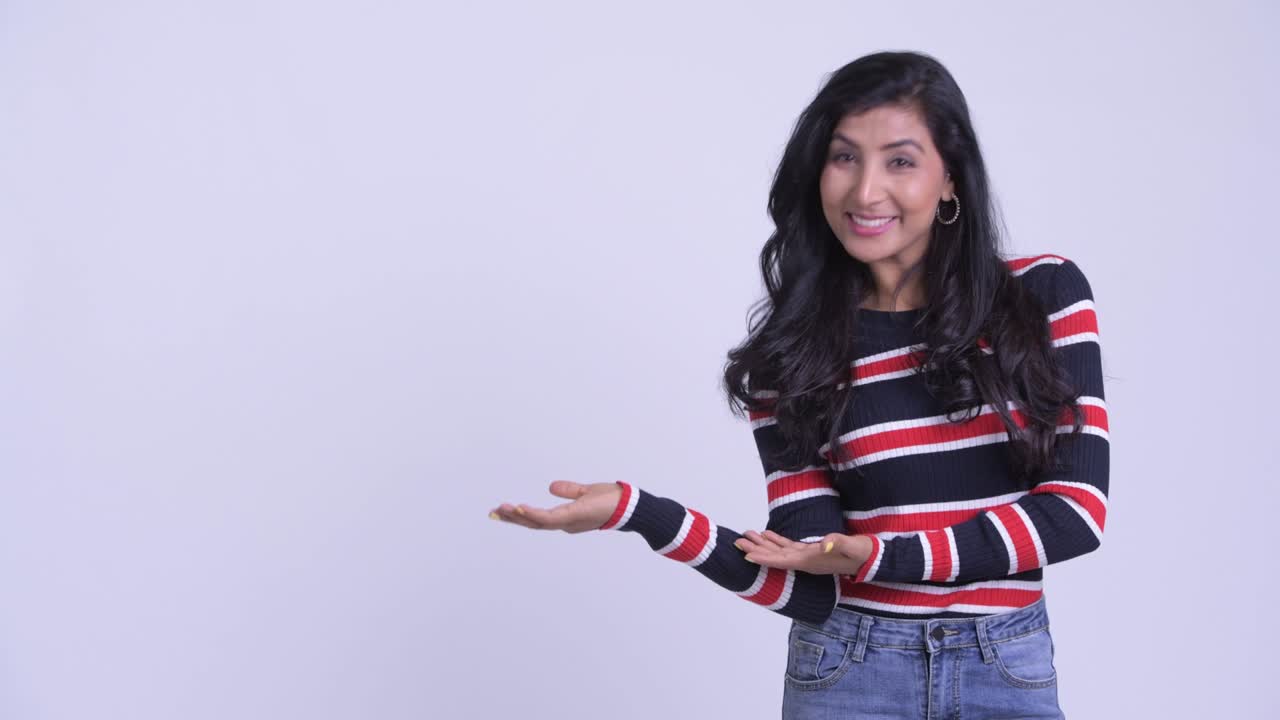 joven y hermosa mujer india