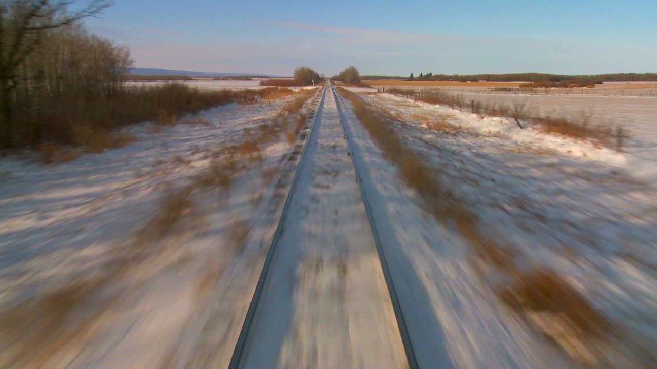 pov desde la parte delantera de un tren que pasa por un paisaje nevado 3