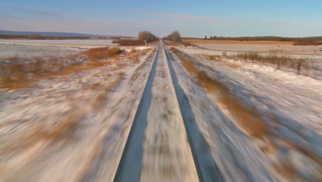 pov desde la parte delantera de un tren que pasa por un paisaje nevado 3