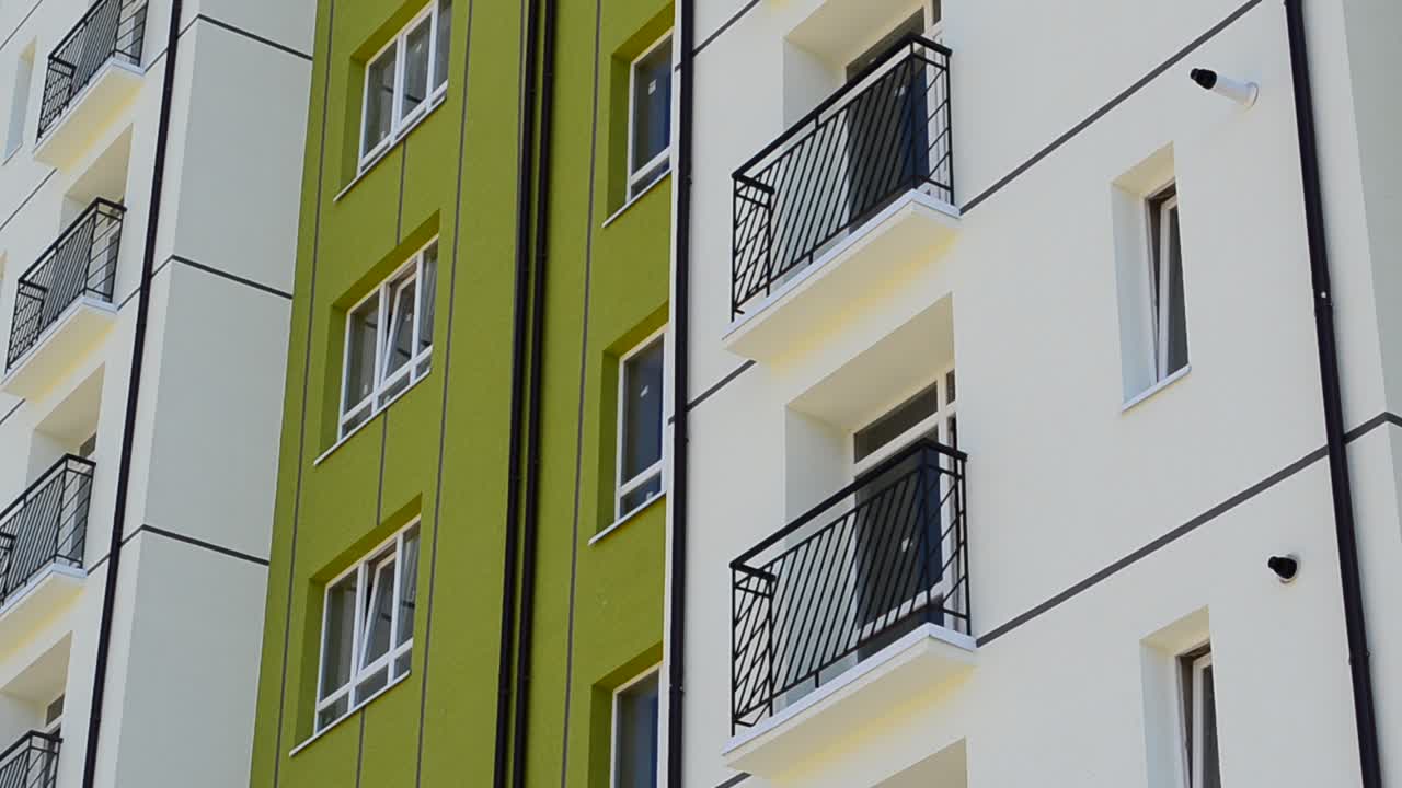 Casas novas antes da entrega. Fotografia no verão.