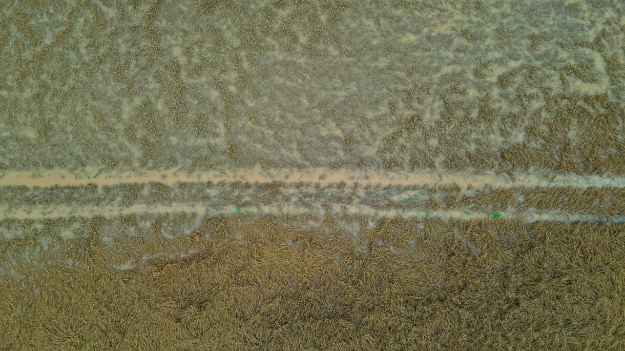 폭우의 여파로 침수된 에 있는 자동차 흔적 위에서 위에서 내려온 드론 촬영