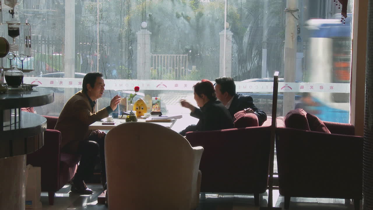 부유한 중국 사업가들이 중국 식당에서 만나 거래를 성사하다
