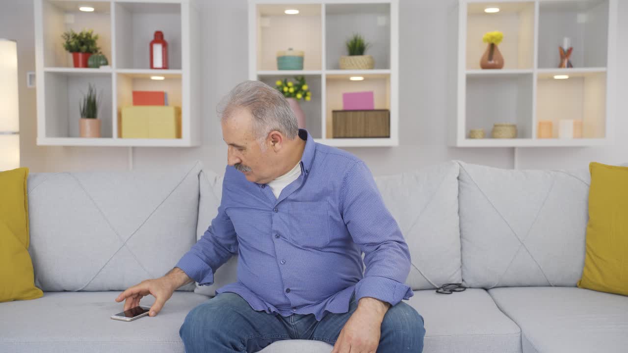 전화로 문자를 보내는  ⁇ 은이가 웃습니다.