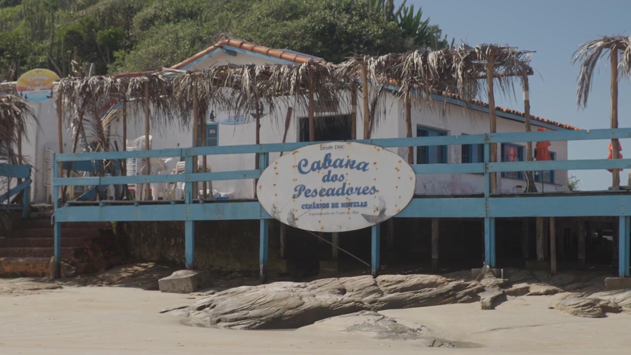Vista di una cabana da spiaggia con attrezzatura da pesca lungo il litorale