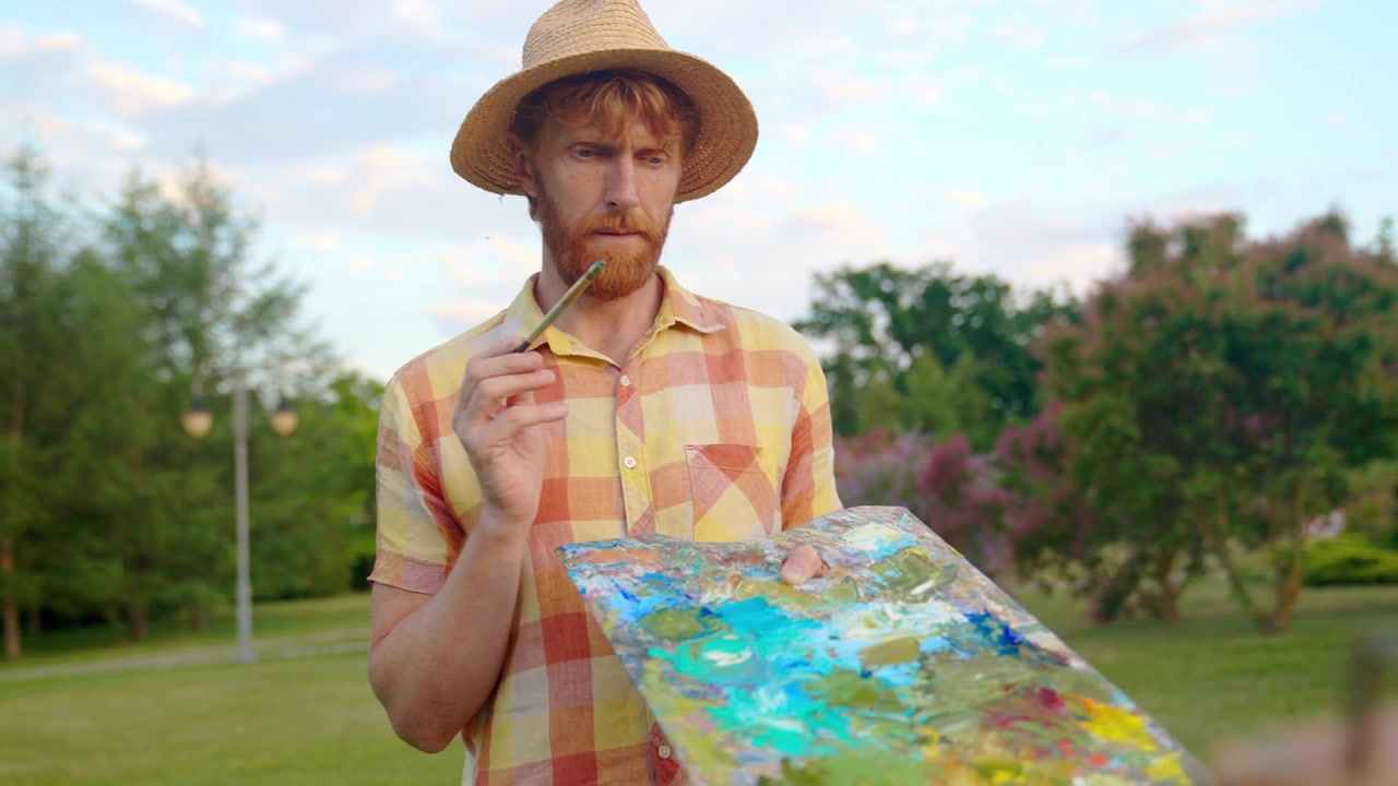 Artista Ruiva Contemplando Pintura em um Parque