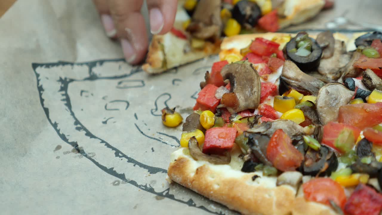 mano sosteniendo una rebanada de pizza turca