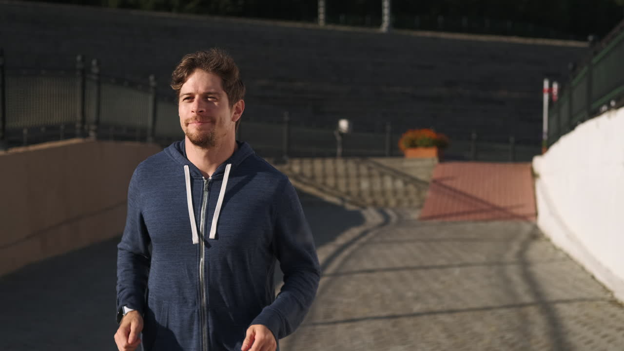 hombre corriendo al aire libre