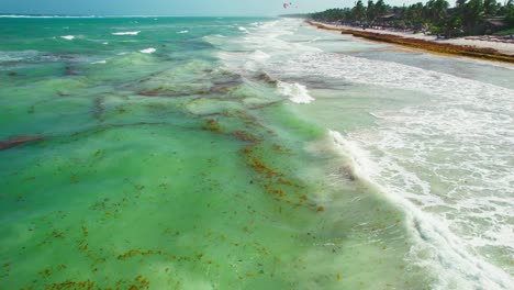 Drone-Volando-Sobre-Las-Olas-Del-Océano-Verde-Turquesa-Estrellándose-En-La-Playa-Caribeña