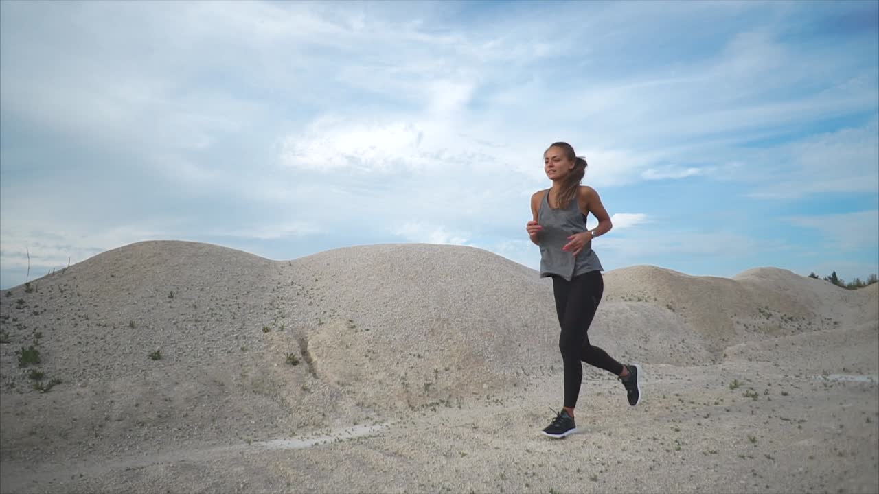 Donna che corre in un paesaggio di cava
