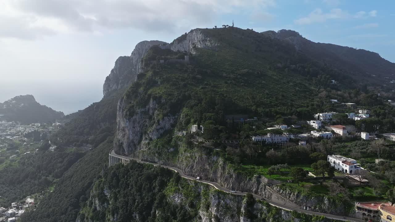 이탈리아 카프리 (capri) 의 공중 촬영, 산악 풍경과 해안 건축물을 보여주는, 은 날