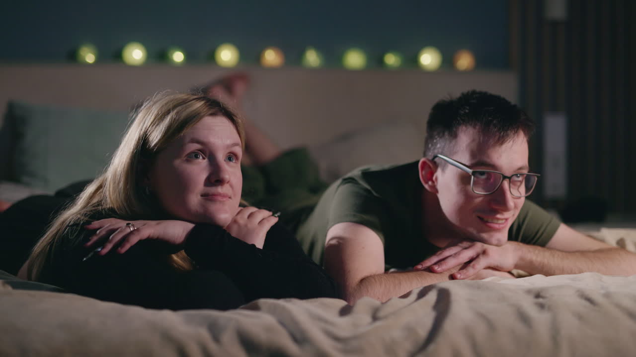 침대에서 휴식을 취하는 커플