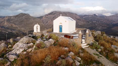 iglesia ortodoxa griega en la cima de una montaña