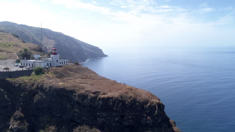 Sobrevuelo-Aéreo-Del-Faro-De-Madeira-Ponto-Da-Pargo-Que-Revela-Acantilados-Y-El-Borde-Costero