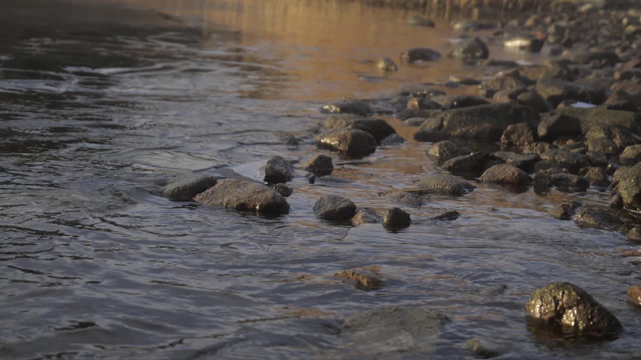 ola tranquila en plena naturaleza al final o al principio del día