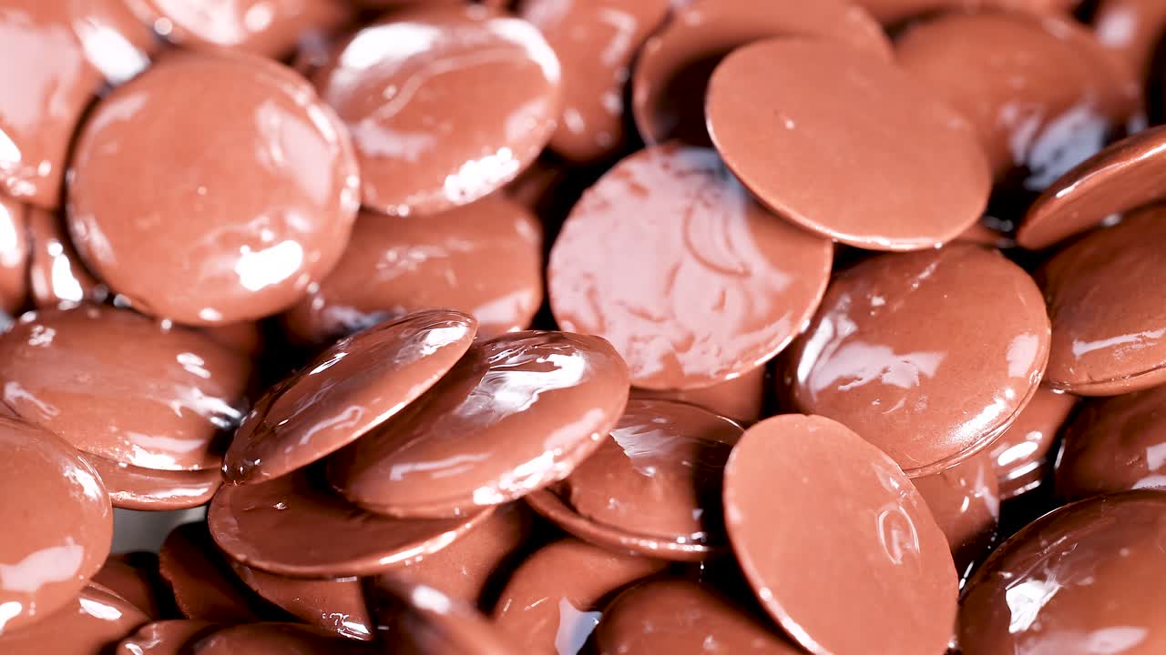 초콜릿 디스크는 계층으로 캐스케이딩되고 정착합니다.