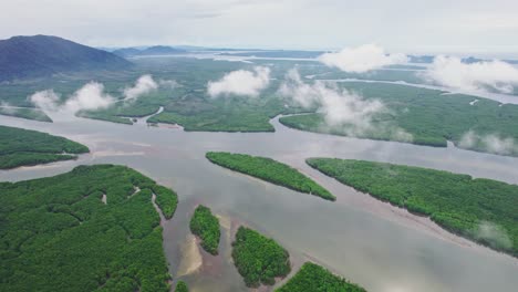 Vista-Aérea-De-Ríos-Y-Nubes-Sobre-Un-Exuberante-Paisaje-De-Manglares-Verdes-Viendo-Ko-Si-Sip-Y-Ko-Pak-Thung-Rak-Yai-En-La-Provincia-De-Khura-Buri,-Tailandia