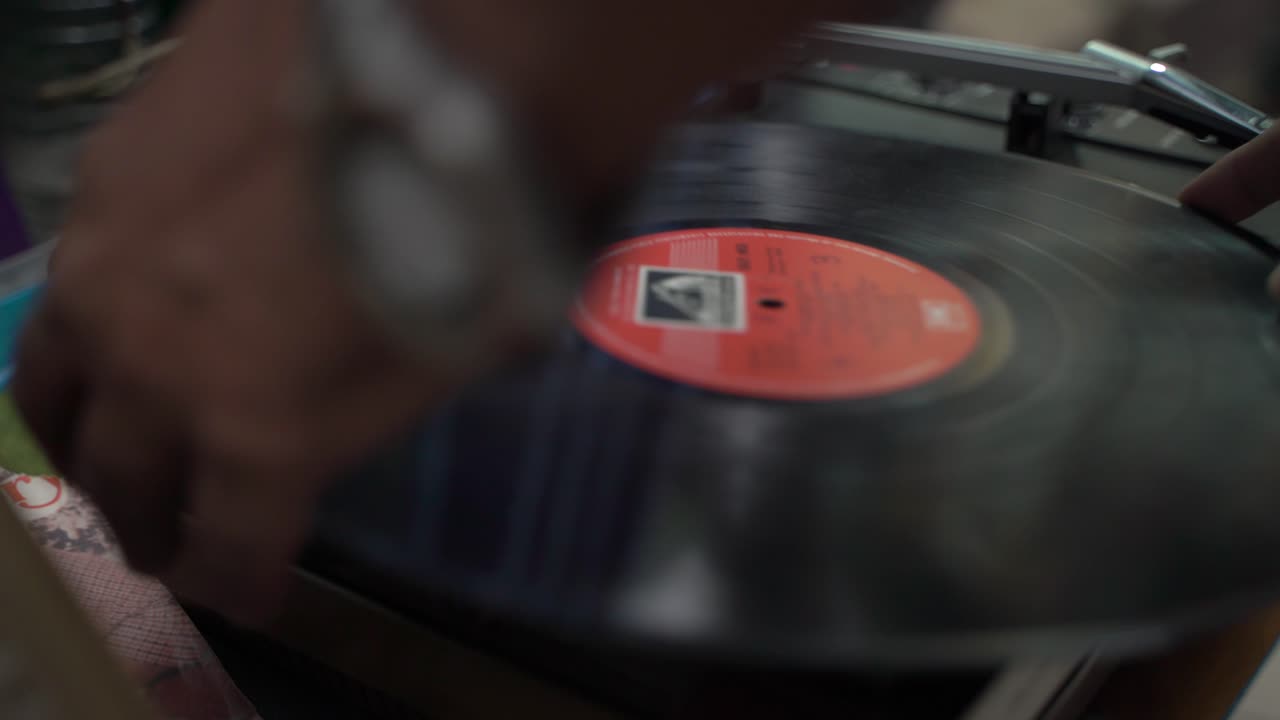 축음기 디스크가 달리고 길을 따라 판매됩니다.