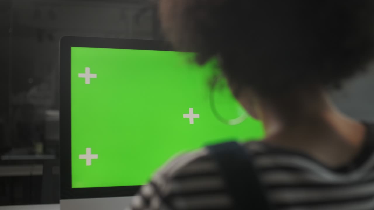 책상 위의 pc 컴퓨터에서 인터넷을 작업하는 비즈니스 여성 손. 녹색 화면 노트북에 타이핑하는 소녀 손. 가까운 여성 프리랜서가 인터넷에서 정보를 검색합니다.