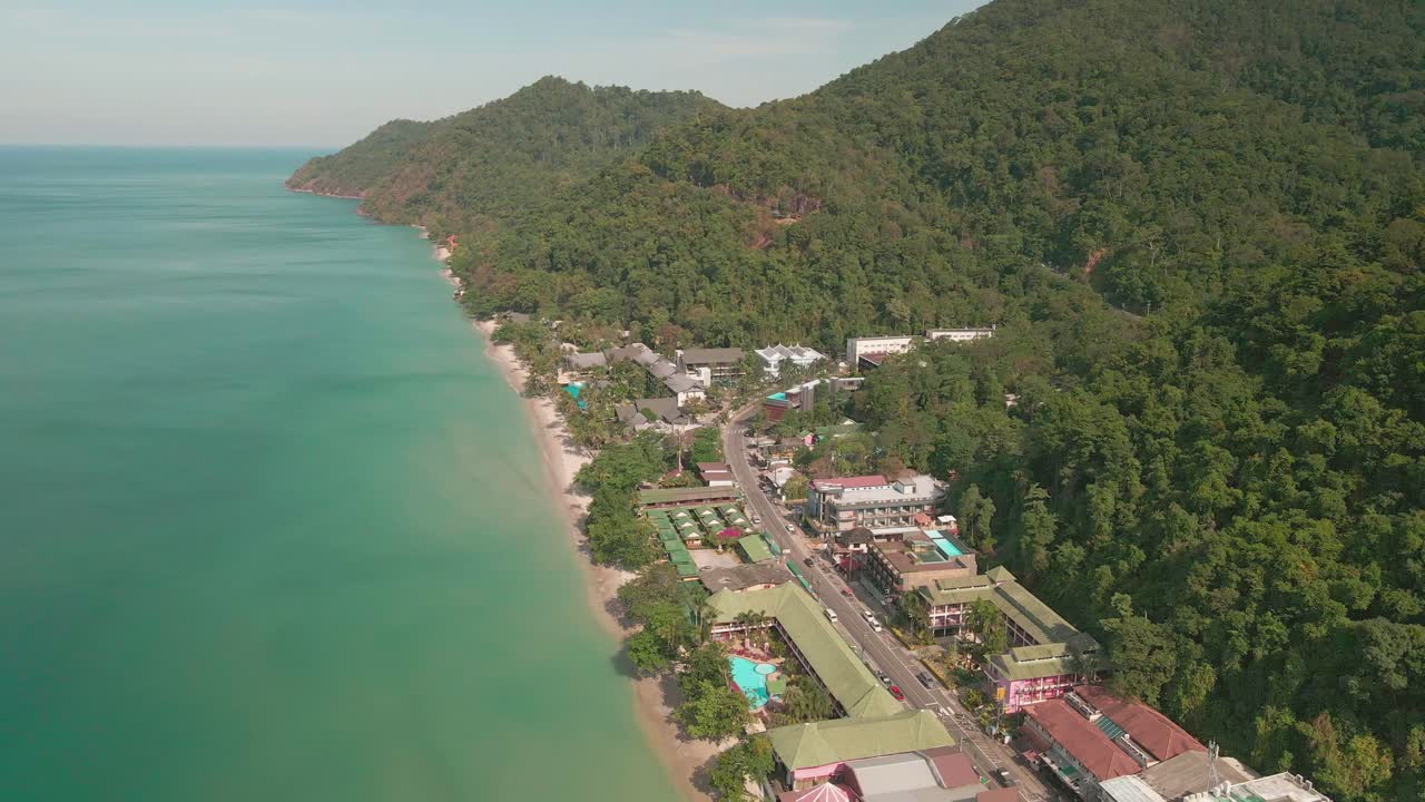 toma aérea de la isla tropical koh chang en tailandia con playa y hoteles