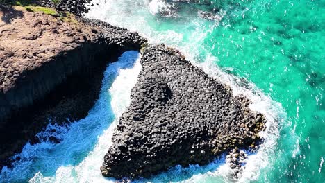 rocas costeras y aguas turquesas