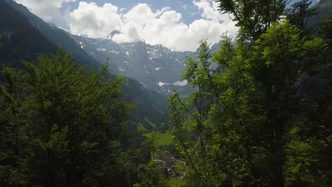 瑞士阿爾卑斯山 (switzerland alps) 坐落在山脈和森林周圍的綠色山谷和小村莊