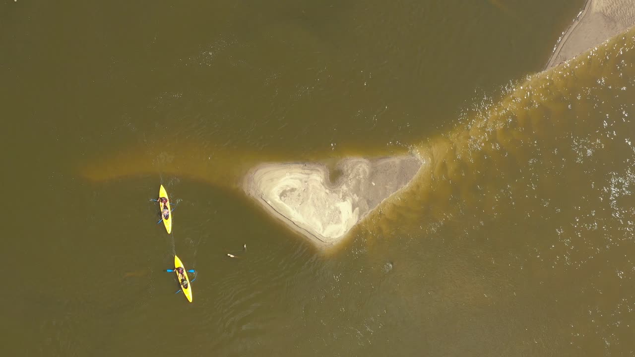 rafting en el río, kayak vista desde una altura, equipo de exploradores flotando en un río