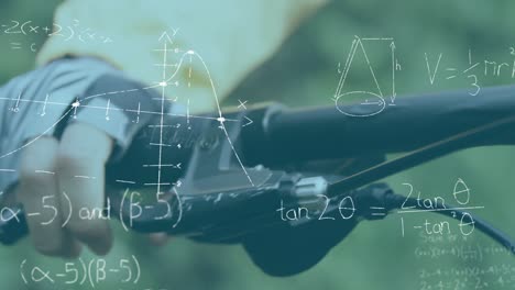 ecuaciones matemáticas y diagramas contra una persona que sostiene el manillar de su bicicleta