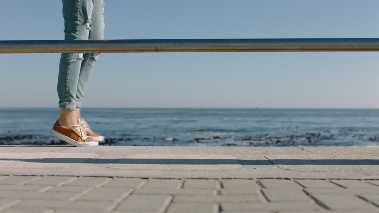 아름다운 바다 배경에서 편안한 여름 휴가를 즐기는 해변 기지에서  ⁇ 는 여성의 다리