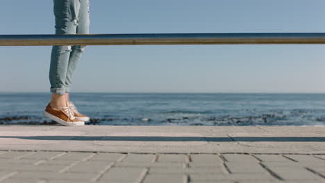 Piernas-De-Mujer-Caminando-En-El-Muelle-Junto-Al-Mar-Disfrutando-De-Relajantes-Vacaciones-De-Verano-En-El-Hermoso-Fondo-Del-Océano