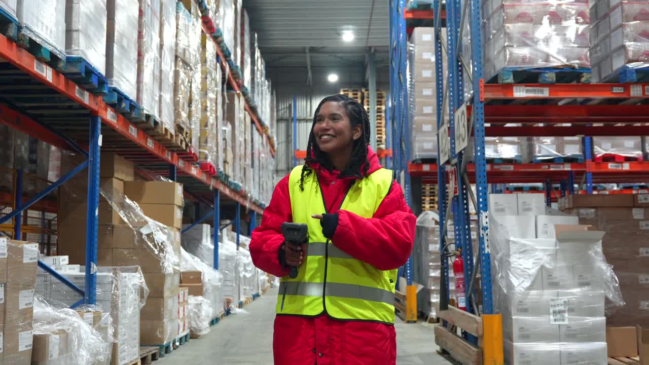 Magazziniere che esegue la scansione dell'inventario in un centro di distribuzione