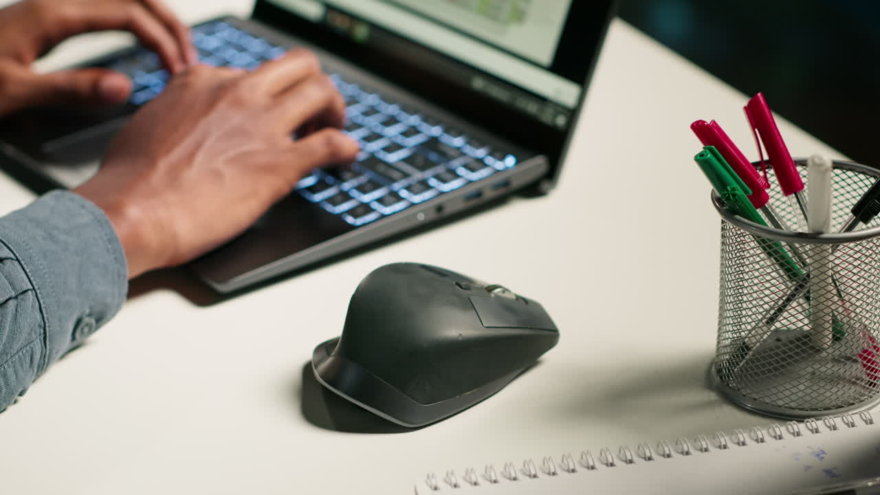 trabajador independiente que equilibra las tareas independientes y la investigación de artículos