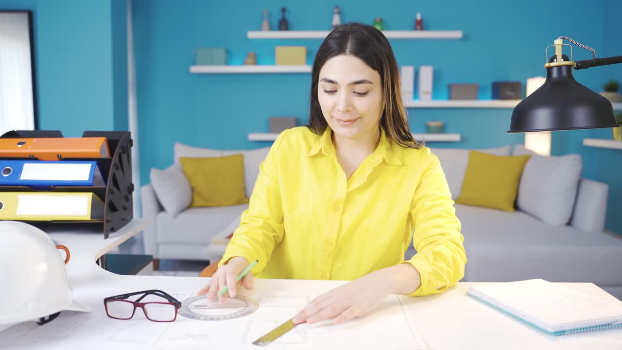 una mujer de negocios reflexiva que trabaja desde casa.