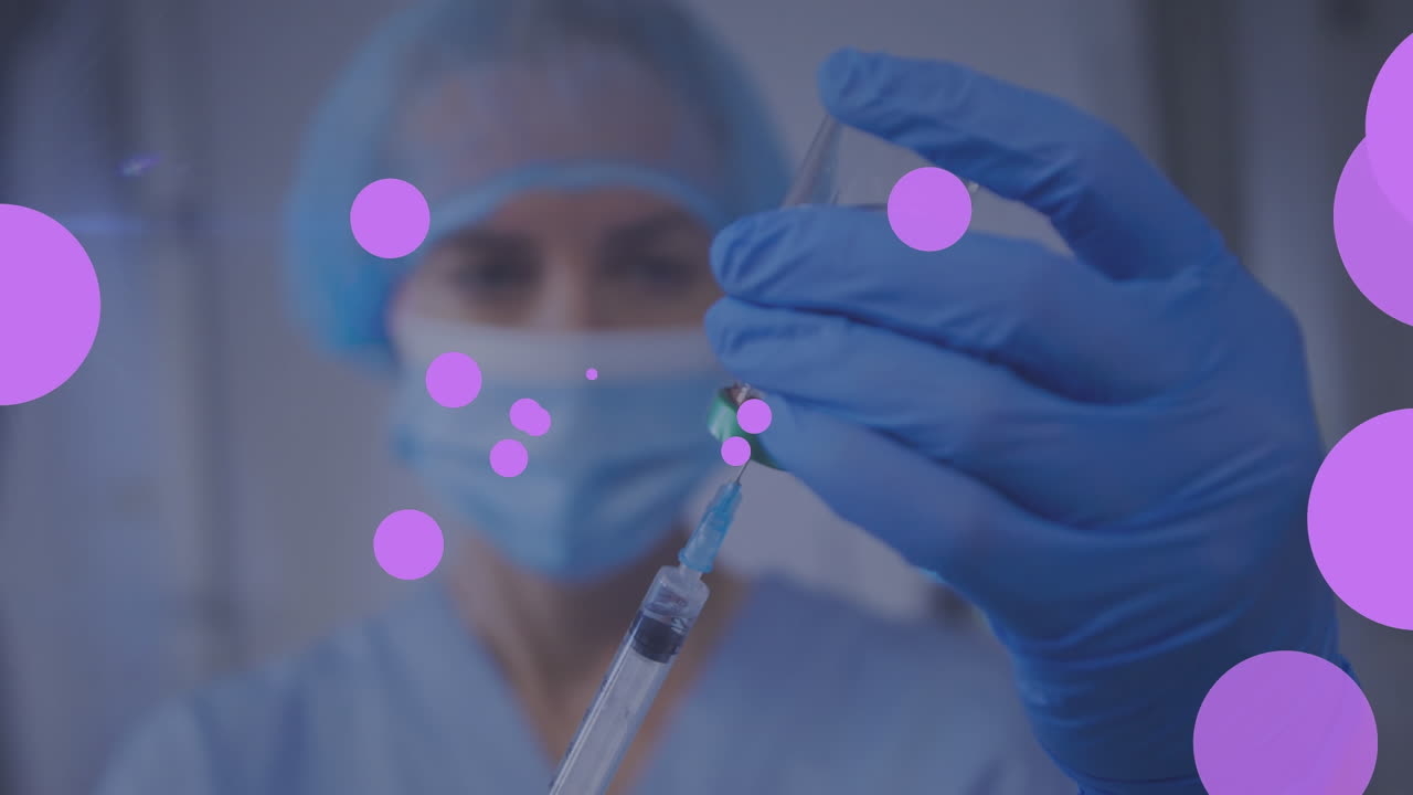 manchas púrpuras flotando contra una trabajadora de salud caucásica que lleva una máscara facial que llena una jeringa