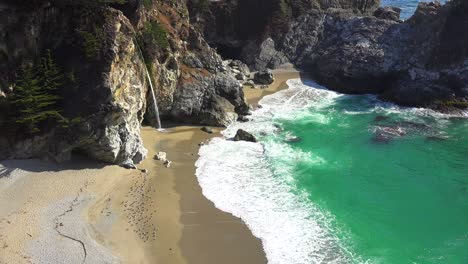 blick aus der vogelperspektive auf die mcway falls bei julia pfeiffer burns entlang des california highway one 1