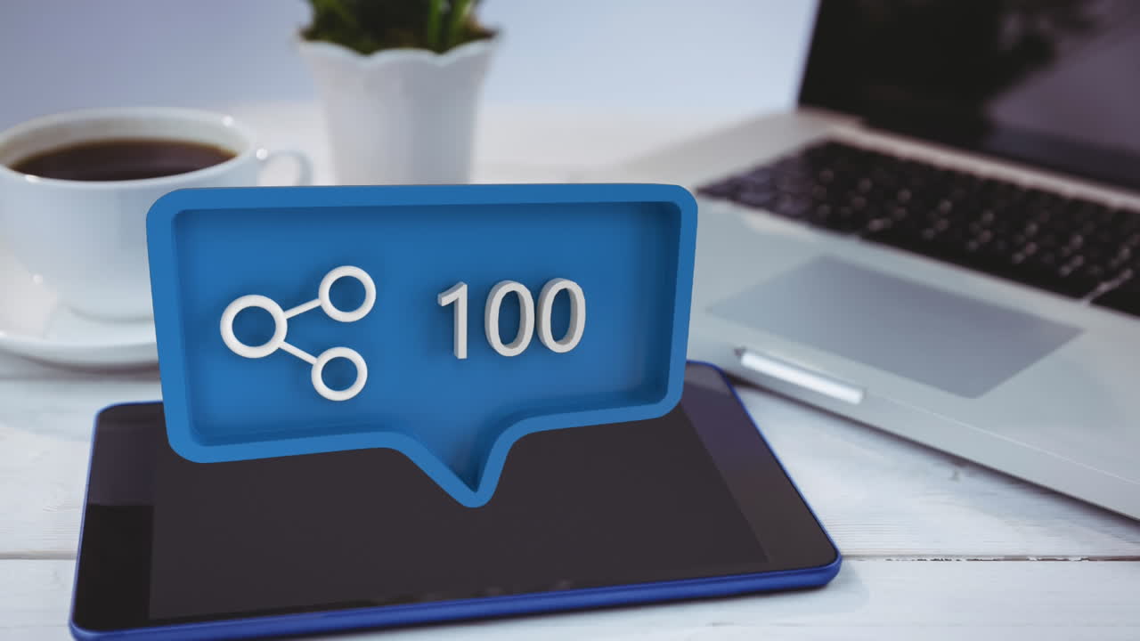 compartir el símbolo y aumentar los números sobre la tableta, el portátil y la taza de café en la mesa