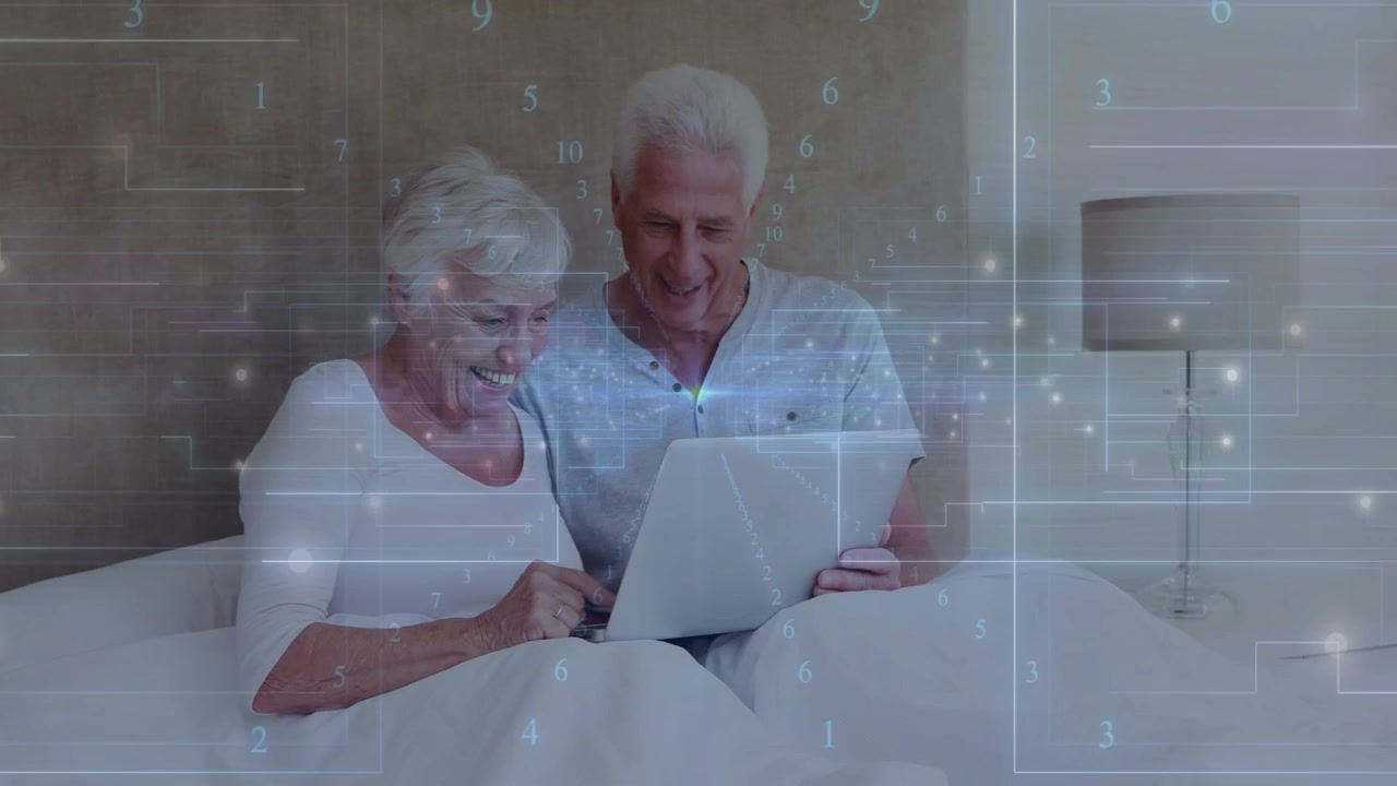 Casal idoso manuseando e estabilizando o laptop na cama, com sobreposição digital orientando a exploração tecnológica