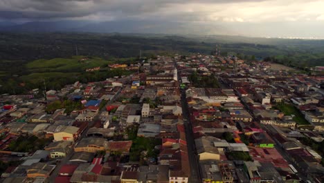 Pintoresco-Pueblo-De-Salento-En-Eje-Cafetero-De-Colombia-Al-Atardecer