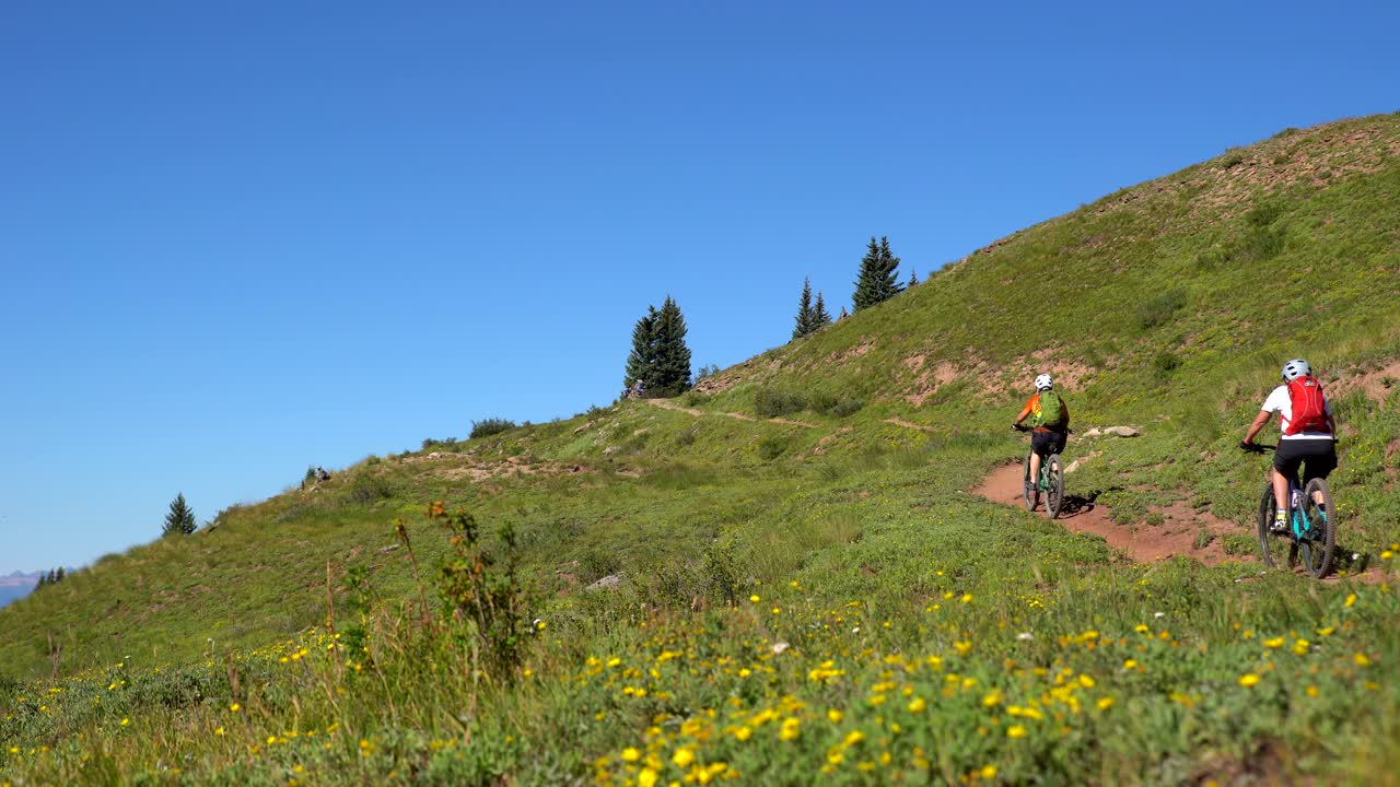 ciclistas de montaña recorriendo el sendero de colorado en las montañas de san juan