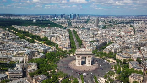 Beeindruckende-Luftaufnahme-Des-Arc-De-Triomphe-Und-Der-Skyline-Von-Paris