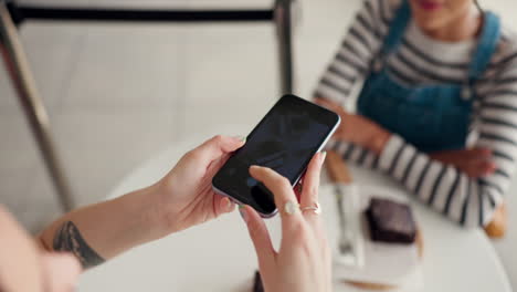 Essen,-Telefon-Und-Hände-Einer-Influencerin