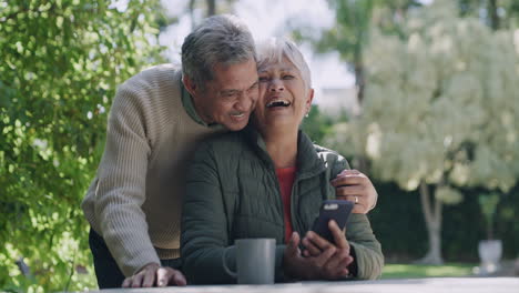 Feliz,-Amorosa-Y-Madura-Pareja-De-Ancianos-Enamorados