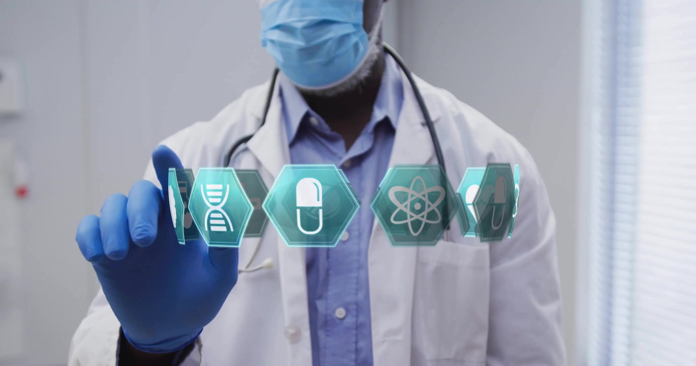 Médico usando máscara selecionando ícones médicos holográficos na clínica, mostrando tecnologia de saúde