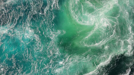 las olas azules de agua del río y el mar se encuentran durante la marea alta y la marea baja.