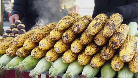 maíz a la parrilla en el vendedor callejero