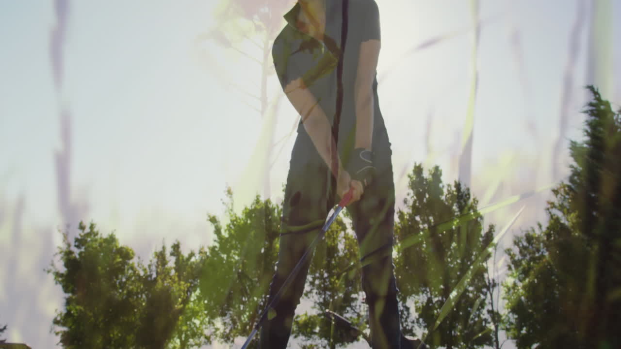 animación de la hierba sobre una mujer caucásica mayor jugando al golf en el campo de golf