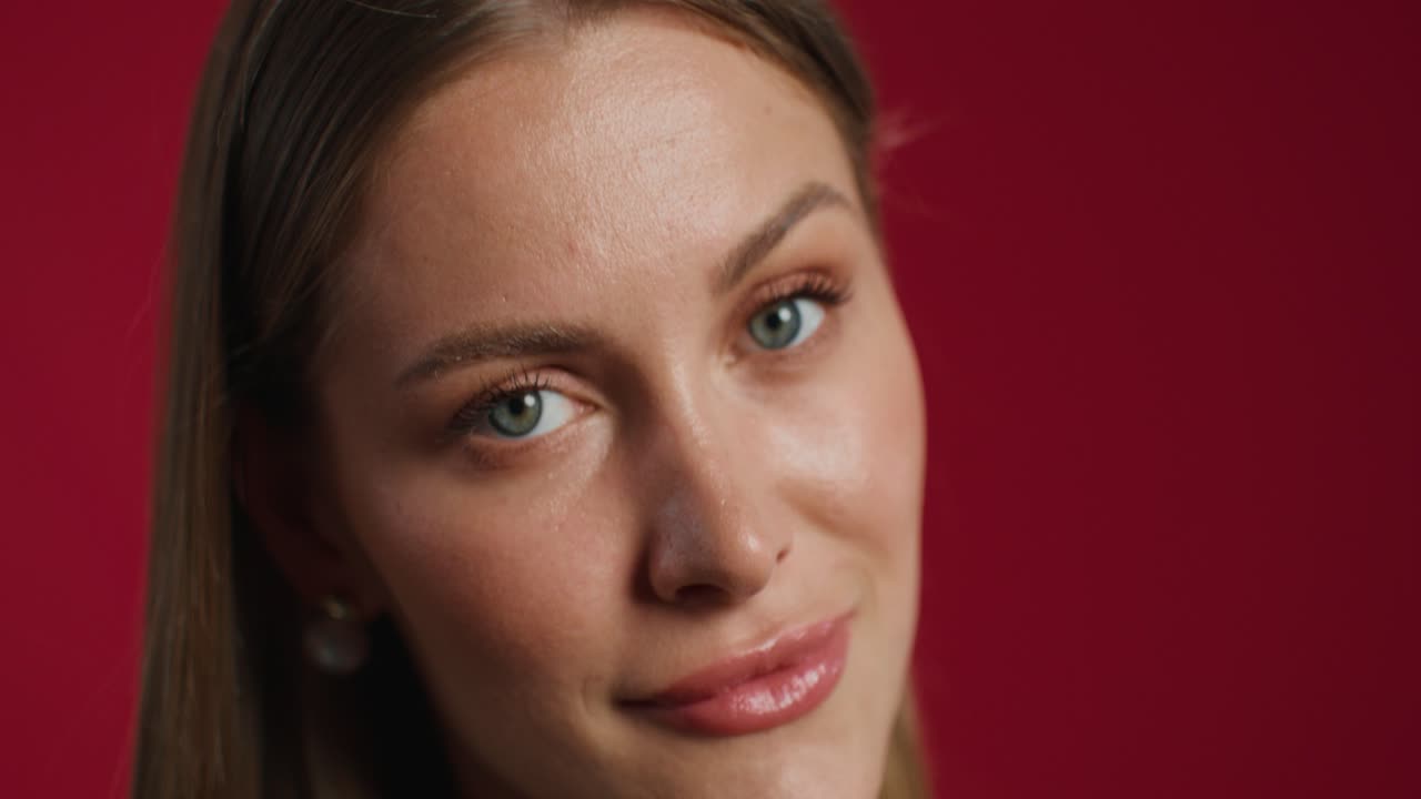 mujer aplicando maquillaje