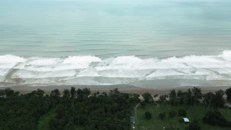 hermosa vista de avión no tripulado de la playa de sematan, con dos pequeñas islas y el mar azul, sarawak, borneo.