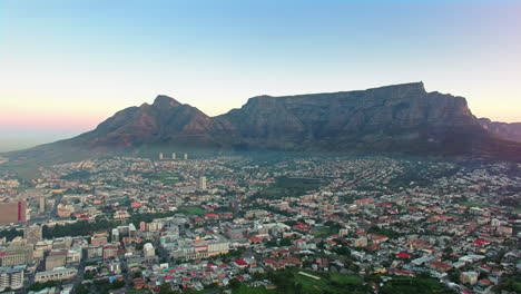 Drone,-Montaña-De-La-Mesa-Y-Paisaje-De-Ciudad-Del-Cabo