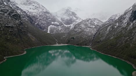 Voló-Sobre-El-Lago-Bondhusvatnet,-Un-Lago-Glaciar-En-Noruega