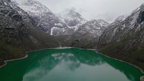 voló a través del lago bondhusvatnet, un lago glaciar en noruega